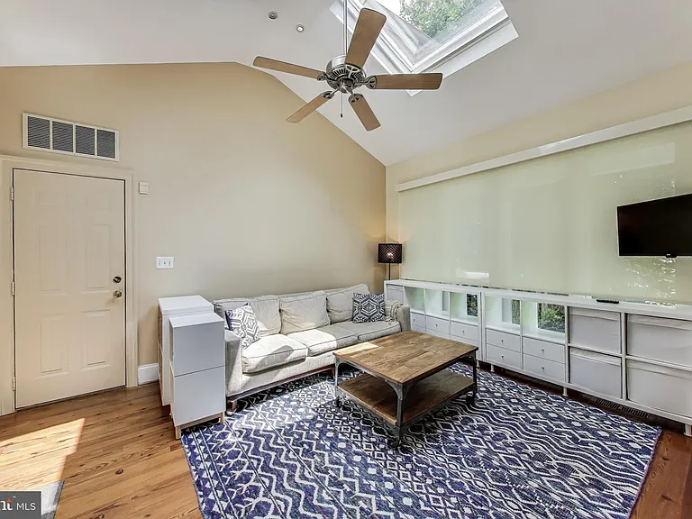 5809 Grosvenor Ln — Photo 10