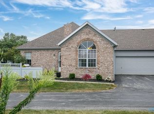 11 Stonegate Cir, Bowling Green, OH 43402