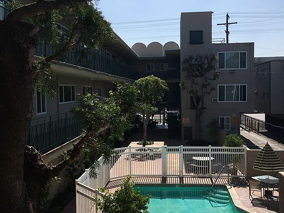 3rd image of 13947 Oxnard St APT 209