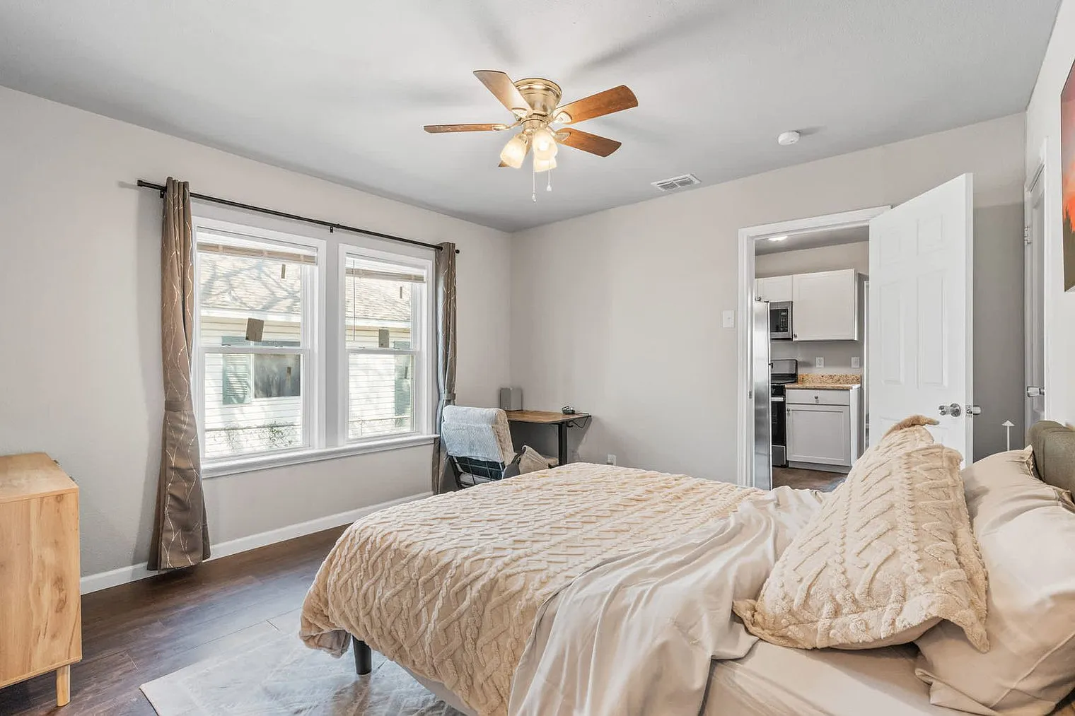 1 bed, 1.0 bath, 1194 sqft, $1,967 — Photo 4