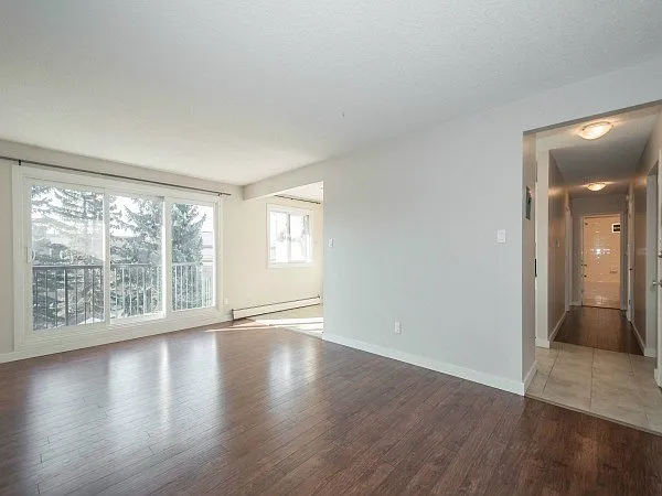Elmwood Apartments — Photo 3