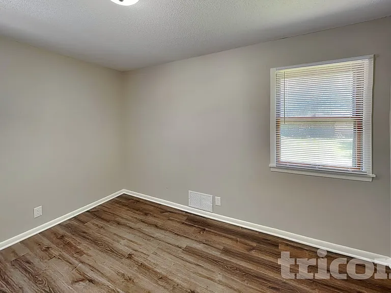 1572 Pullman Ave — Photo 7