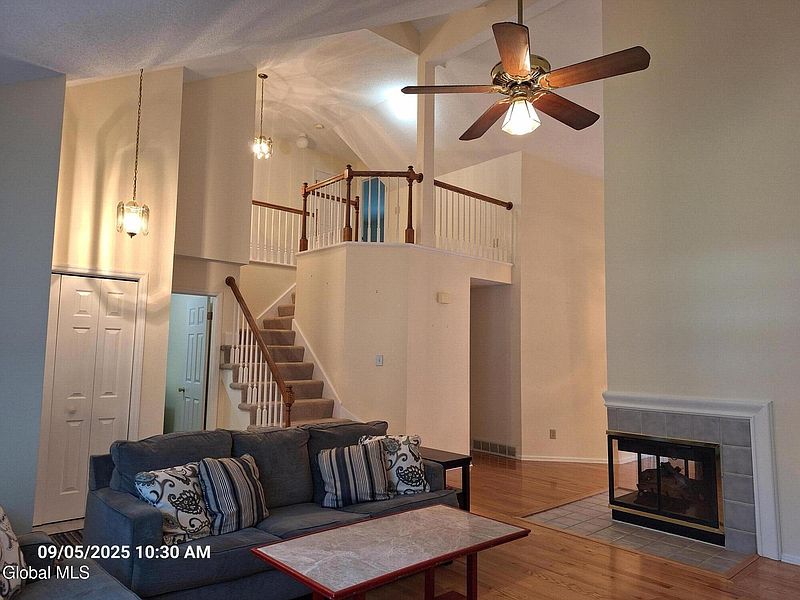 2nd image of 10 Ridgefield Drive