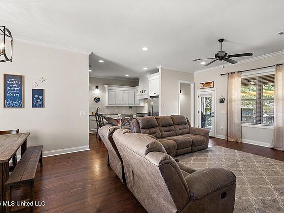 5th image of 305 Logan Ct