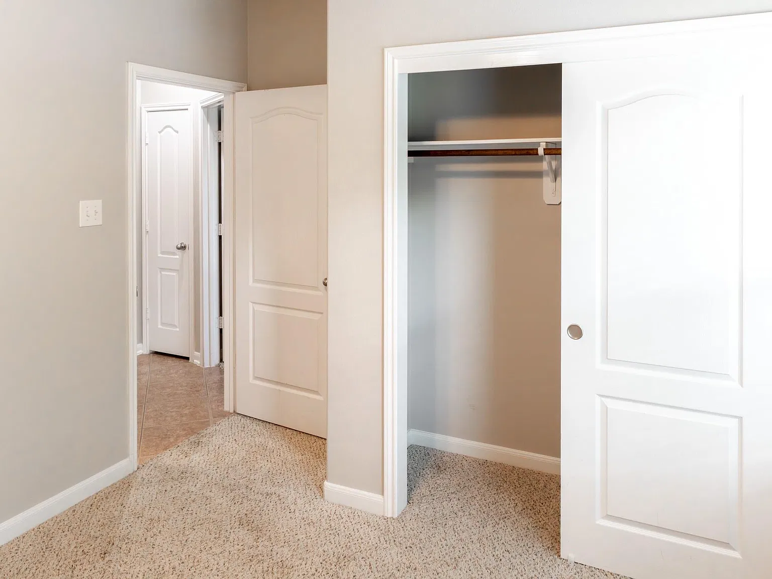 3 bed, 2.0 bath, 1360 sqft, $1,900 — Photo 3