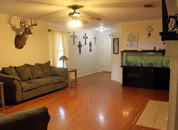 nice large open livingroom. Open to kitchen