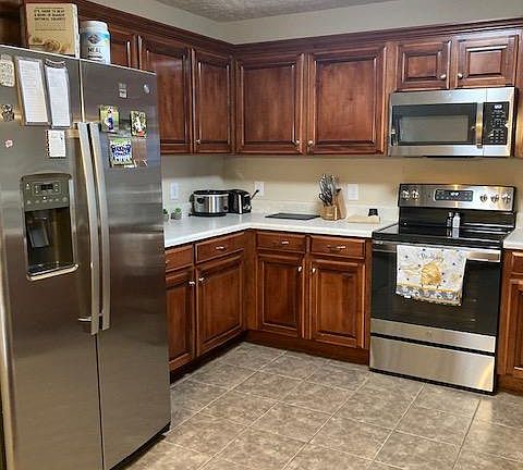 Kitchen has new GE stainless appliances