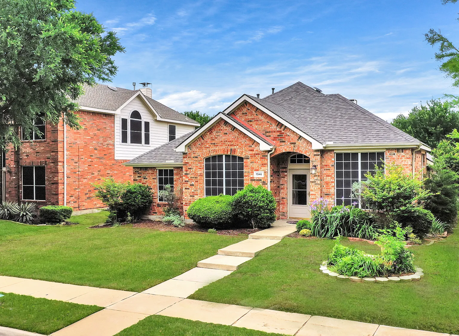 4 bed, 1995 sqft, $2,595 — Photo 1