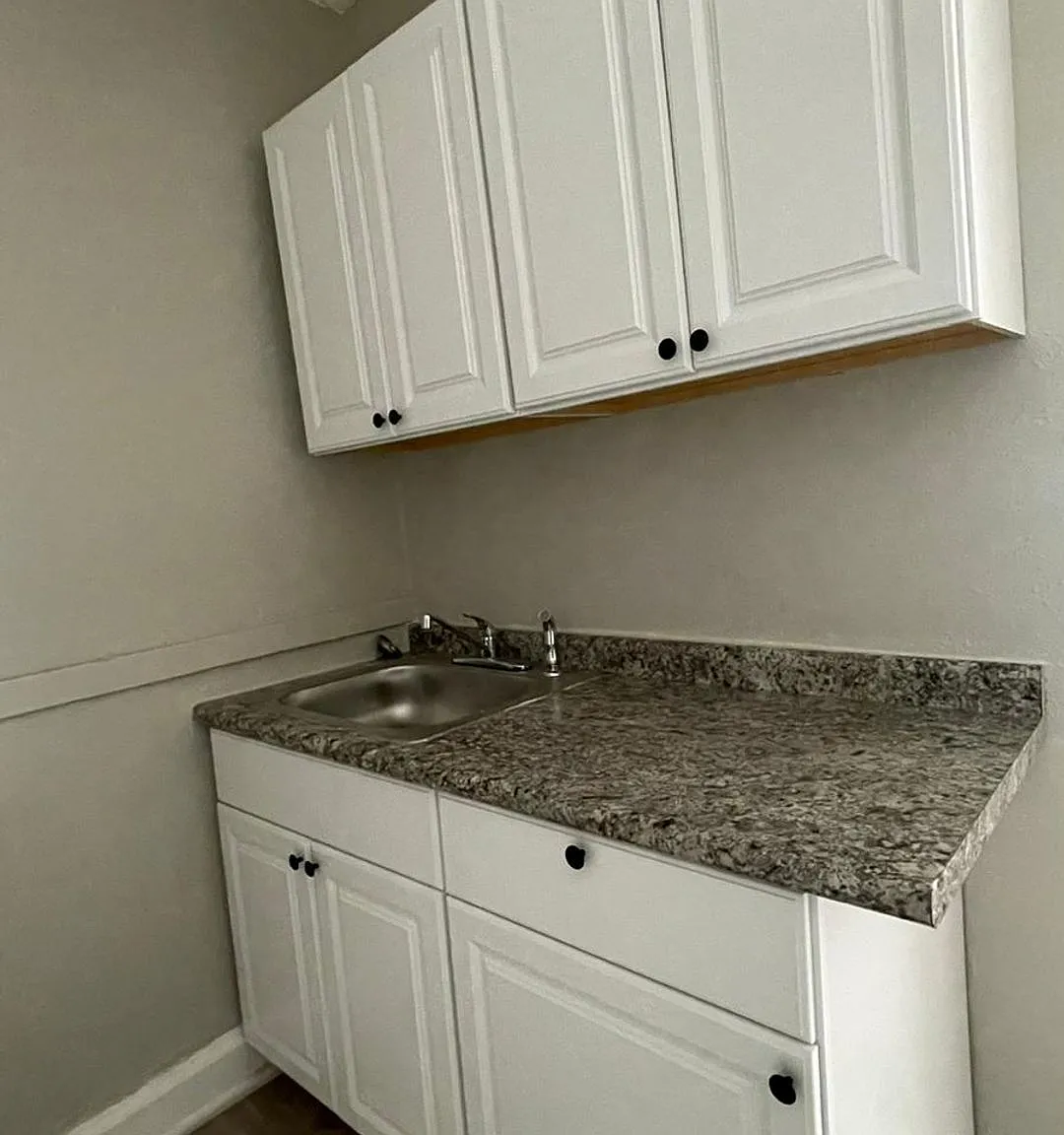 Welcome to 11118 Clifton Ave, Cleveland's premier apartment community. — Photo 4