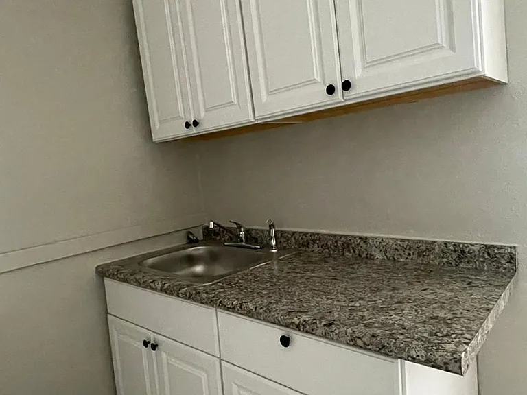 Welcome to 11118 Clifton Ave, Cleveland's premier apartment community. — Photo 4