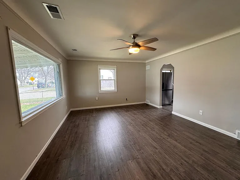 1334 E Maxlow Ave — Photo 5