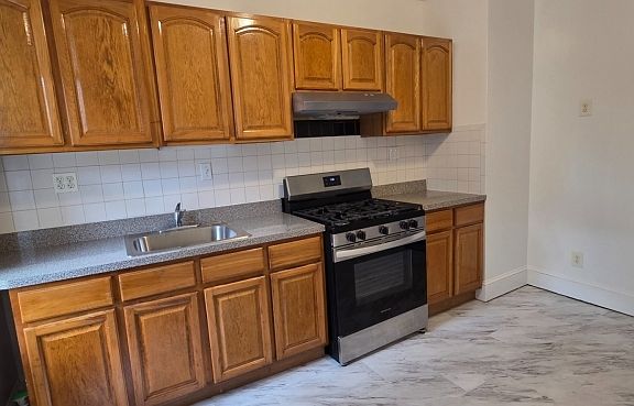 5th image of 554 Franklin St