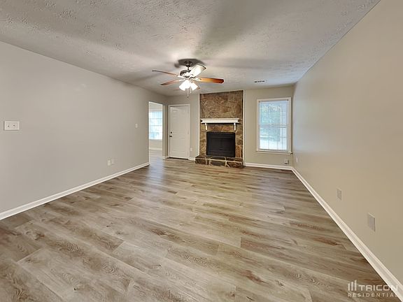 3rd image of 40 Rosebud Ln