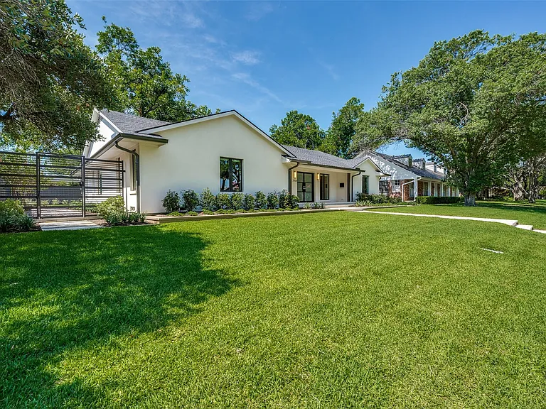 7154 Stonetrail Dr — Photo 2