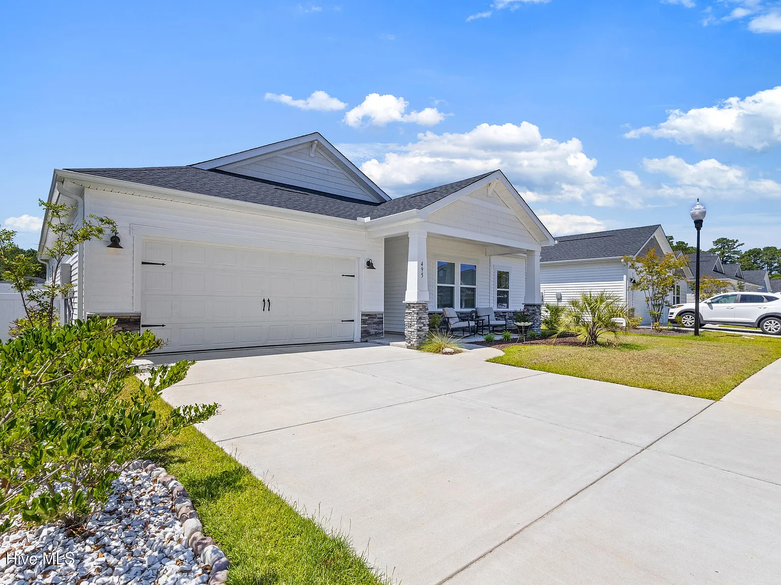 3 bed, 2.0 bath, 1818 sqft, $2,400 — Photo 2