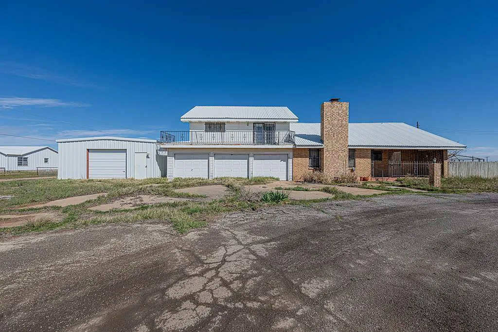 4 bed, 3.0 bath, 2830 sqft, $2,500 — Photo 2