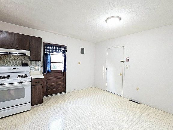 4th image of 153 Estate Dr