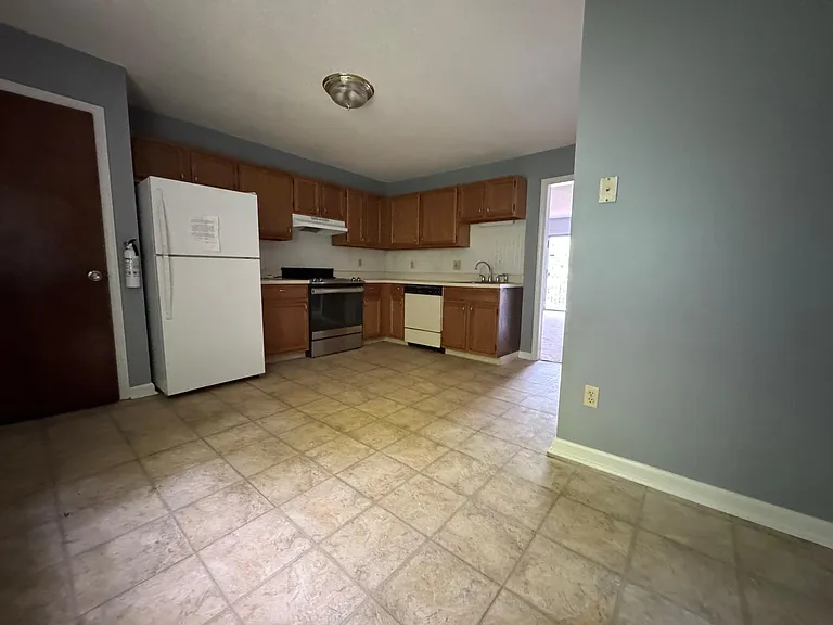 176-9 Lincoln St — Photo 6