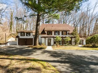 10 Plum Beach Point Rd, Port Washington, NY 11050