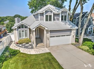 6N142 Riverside Dr, Saint Charles, IL 60174