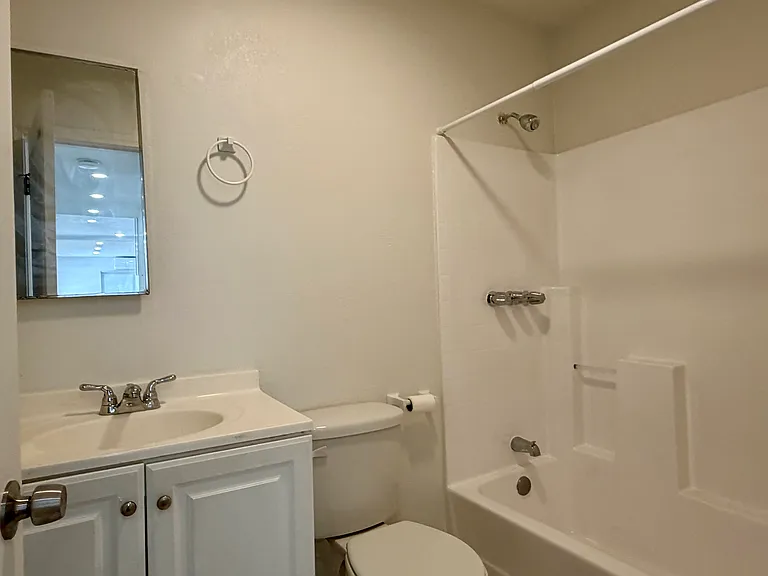 2524 Lancaster Ave — Photo 9