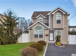 15 Trafalgar Dr, Shirley, NY 11967