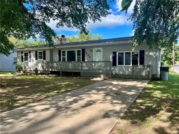 1239 N Elizabeth St, Nevada, MO 64772