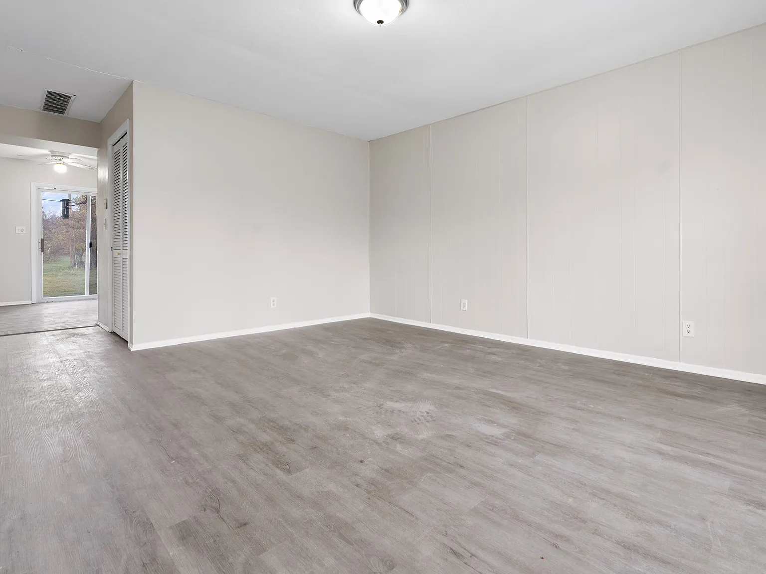 2 bed, 1000 sqft, $1,345 — Photo 2