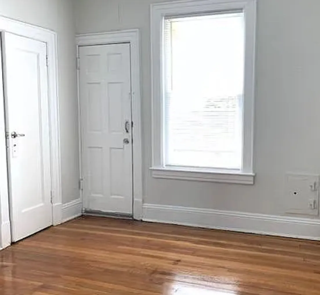 3 bed, 1000 sqft, $2,300 — Photo 2