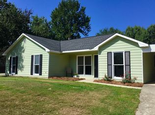 42 Oakleaf Dr, Smiths Station, AL 36877