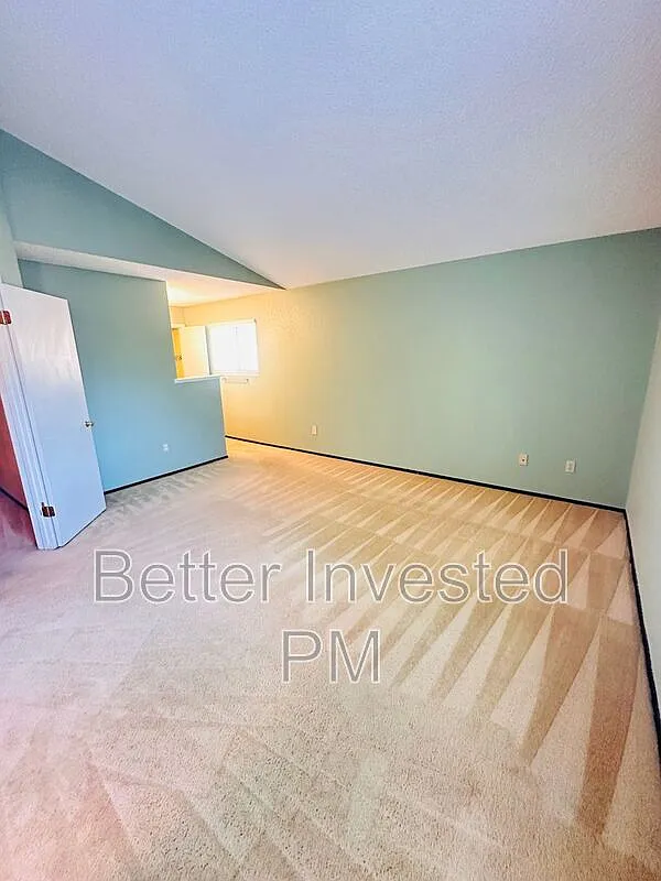 4 bed, 2.5 bath, 2061 sqft, $3,700 — Photo 4
