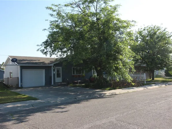 837 1st St W, Hardin, MT 59034