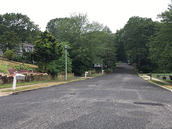 5th image of 361 Thrift St