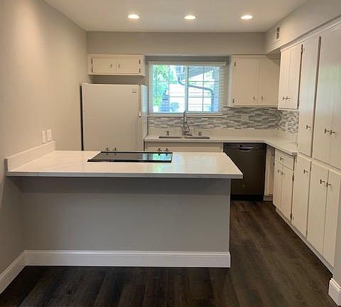 3rd image of 5814 Blossom Ave