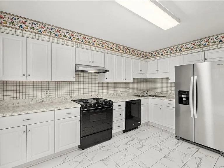 3555 Londonderry Ln — Photo 8