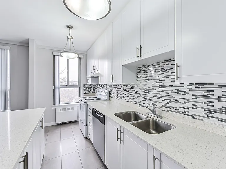 780 Eglinton Ave W #101 — Photo 3