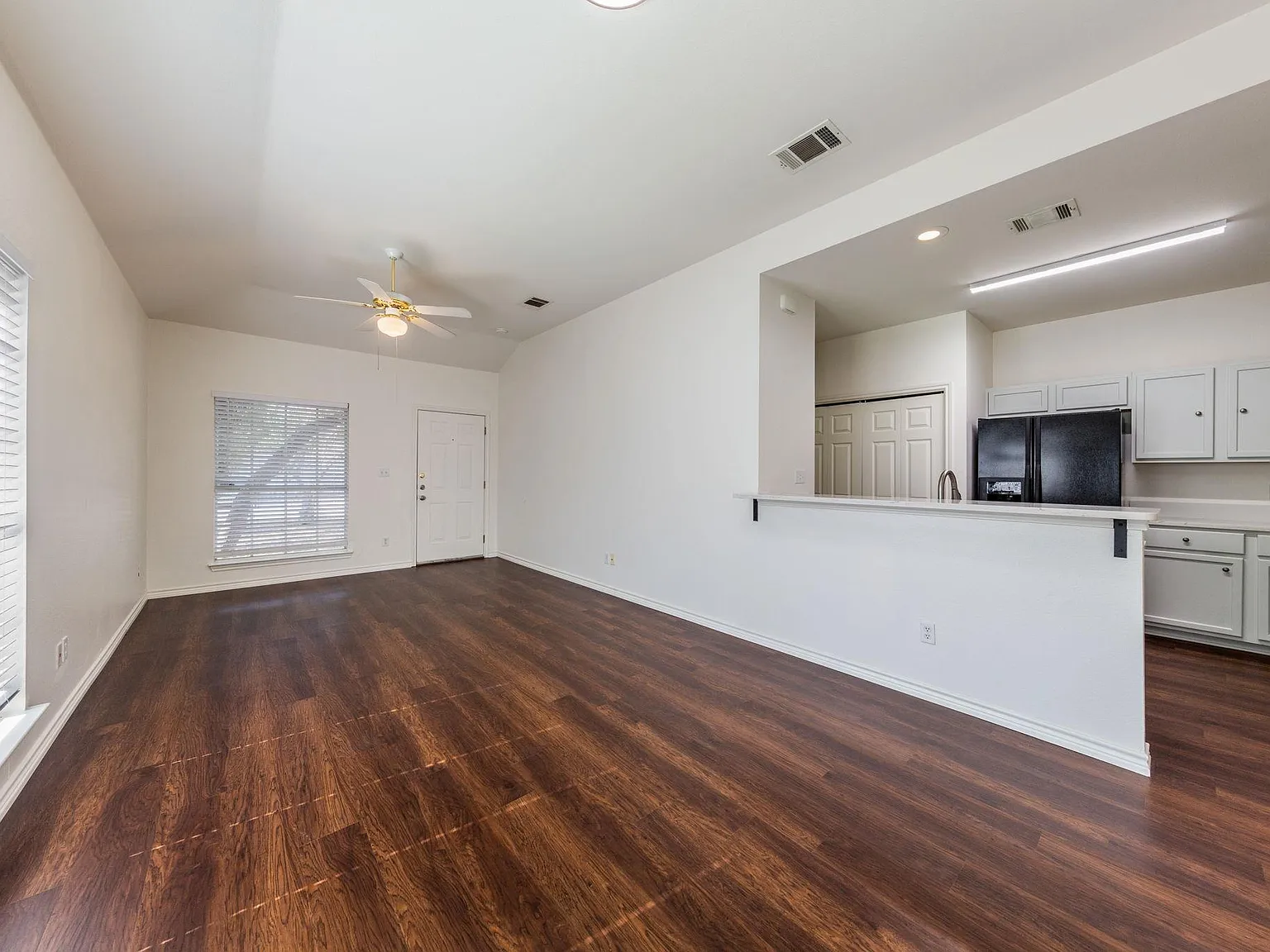 3 bed, 2.0 bath, 2316 sqft, $1,895 — Photo 3