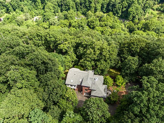 2nd image of 390 Wayside Ct