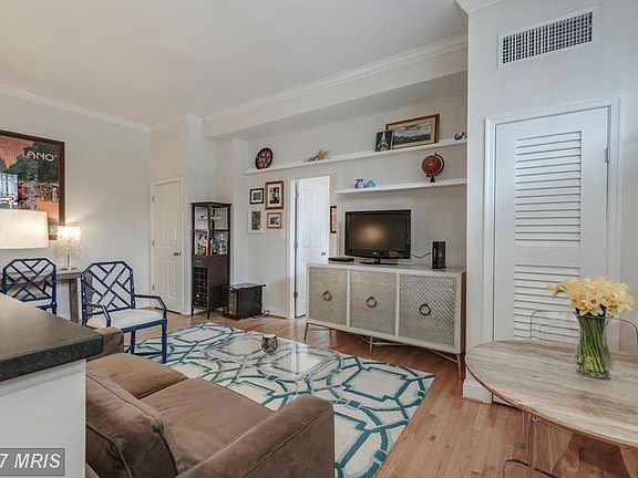 Living Room (1 of 3)