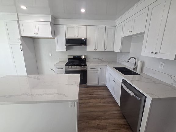 Kitchen (Angle 1)
