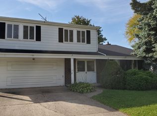 61 Ambleside Rd, Des Plaines, IL 60016