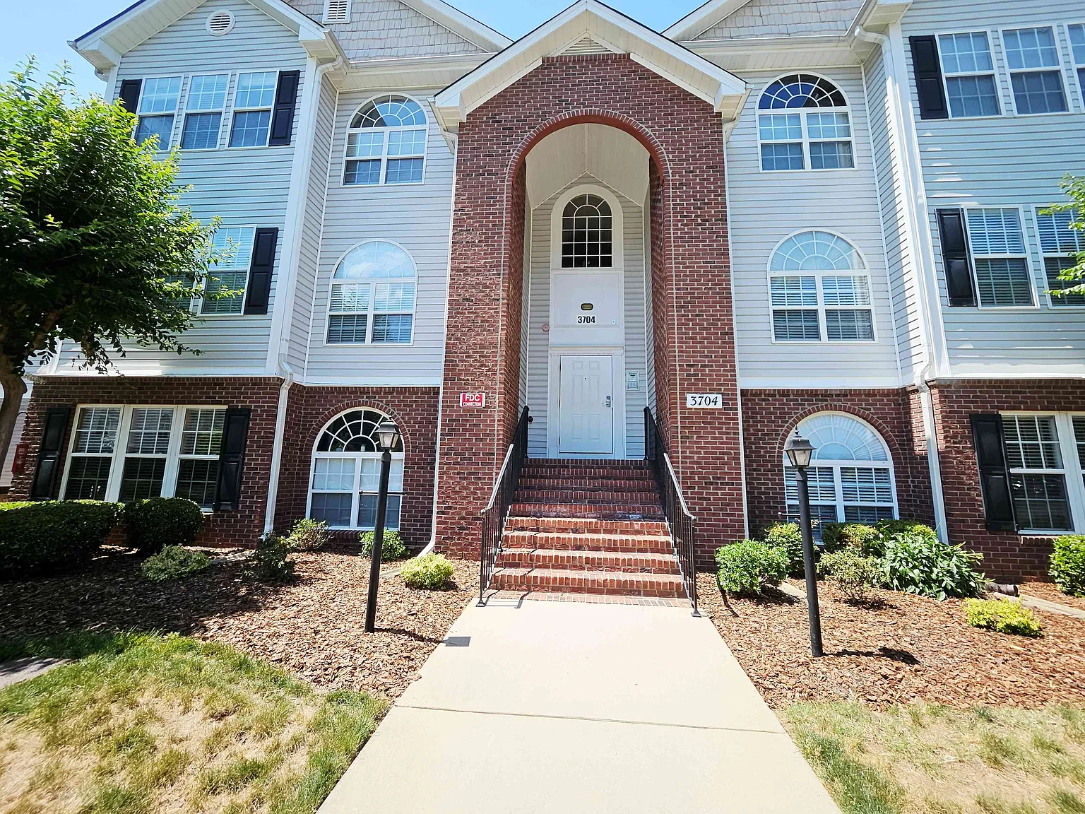 2 bed, 1220 sqft, $1,350 — Photo 1