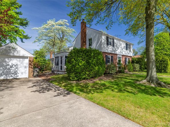 15 Ilsley Place, Malverne, NY 11565