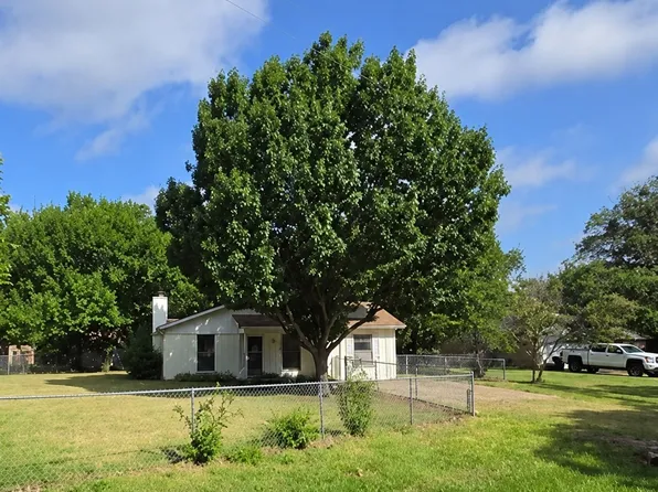 329 Walnut Ave, Azle, TX 76020