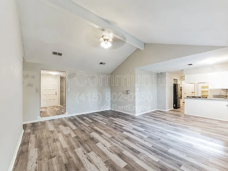 700 Meadowglen Dr — Photo 10