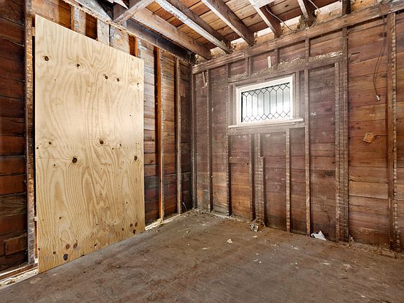 5th image of 16746 Lincoln St