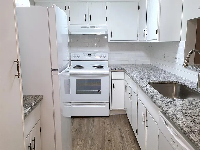 2141 Selwyn Ave #202 — Photo 3