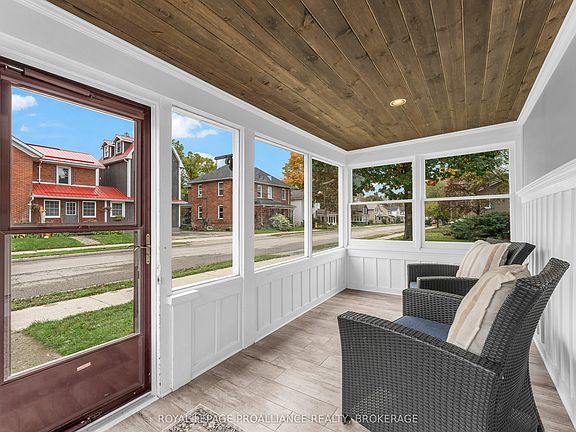 4th image of 262 Brock St