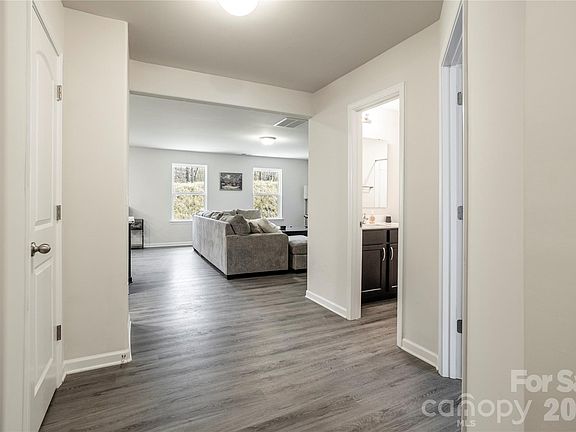 5th image of 132 Crown Ct