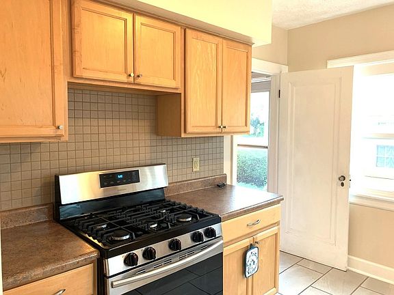 4th image of 2615 18th Ave